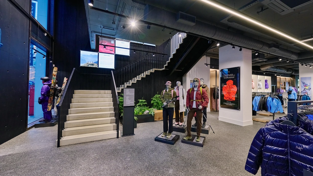 Staircase and product displays in the Arc’teryx Hamburg store